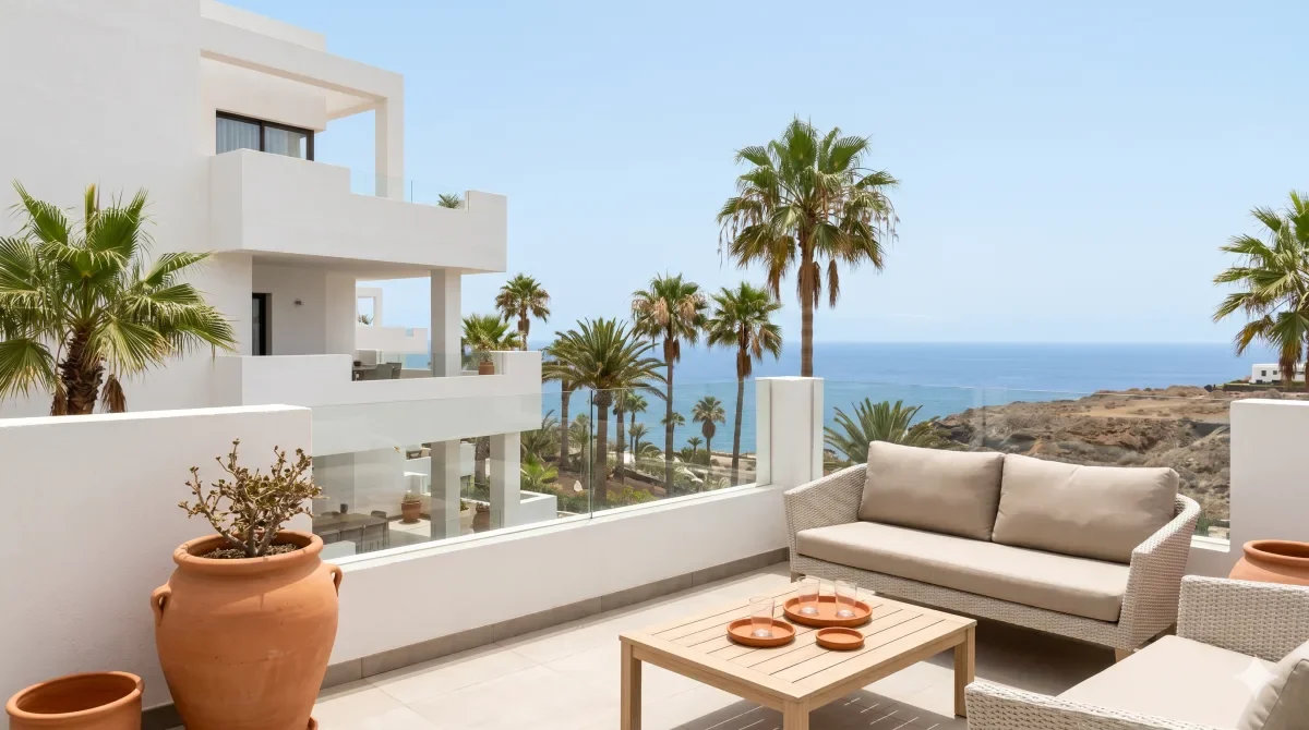 Terraza de un piso en el sur de Tenerife con vistas al Atlántico
